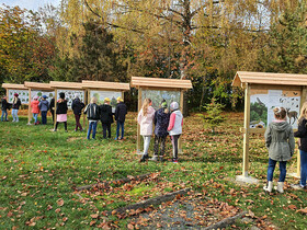 Sch&uuml;ler an den Lehrtafeln