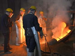 Gießen der mittleren und der großen Bronzeglocke