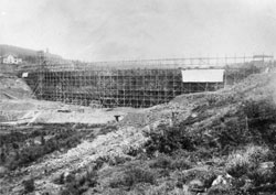 Einger&uuml;stete Sperrmauer