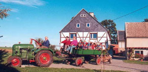 Des élèves à une remorque de tracteur